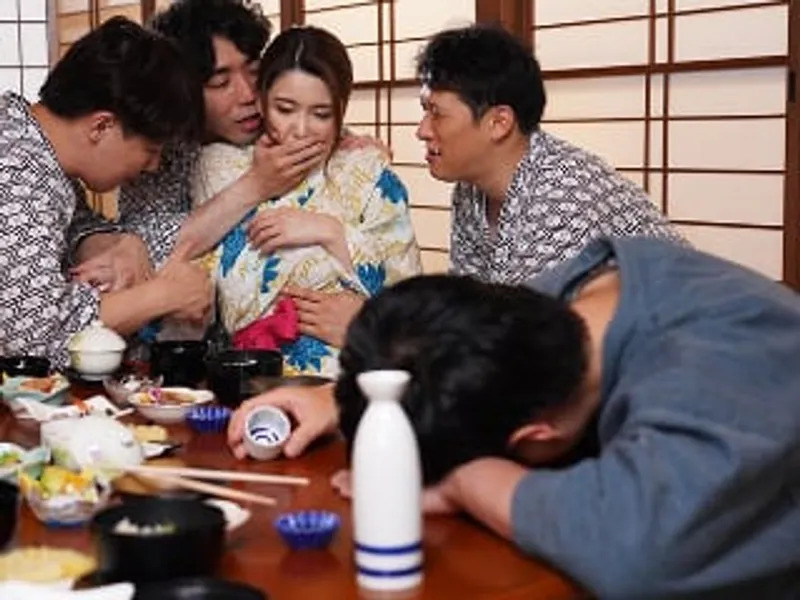 đưa vợ yêu đi suối nước nóng, người chồng không biết cô vợ bị người khác quan hệ sấp mặt