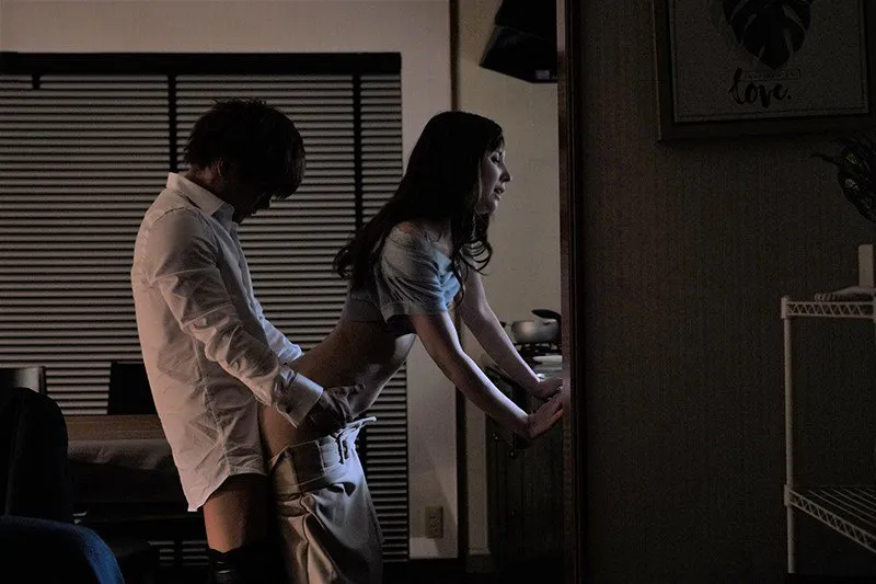 Cấp trên đi làm ăn, cậu nhân viên đến nhà trả bài vợ yêu ông ấy