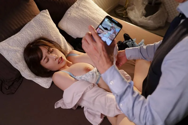 Tiền bối chuốc thuốc em thư ký bắt làm tình cả đêm khi đi bàn việc làm ăn xa