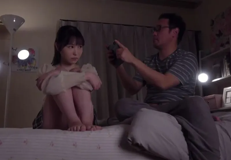 Mẹ tái hôn, bé xinh bần cùng bị bố dượng đâm cả lỗ trên lẫn lỗ dưới