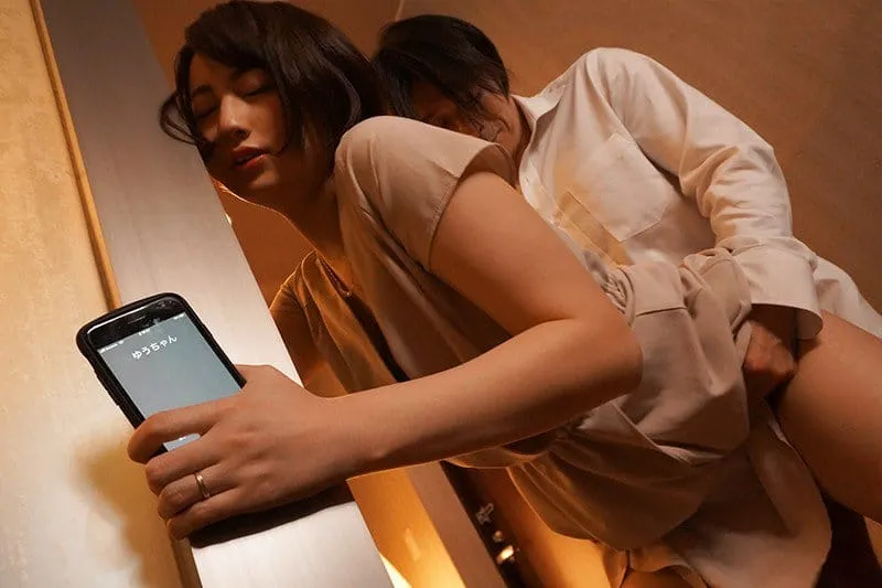 Cô vợ đi họp lớp rồi nện với nyc mặc cho gã chồng ở nhà chờ