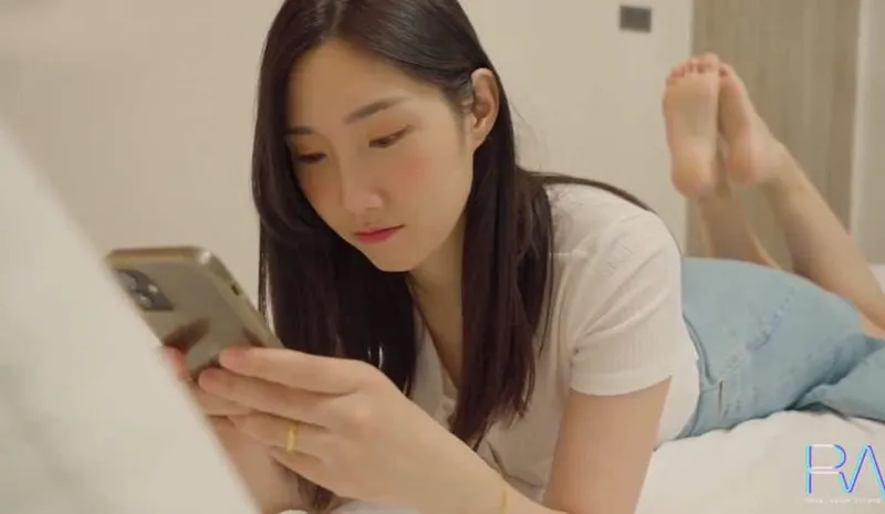 Xinh đẹp nhưng vẫn bị người chồng địt nhau, bà xã buồn tình cho anh giao hàng nện luôn