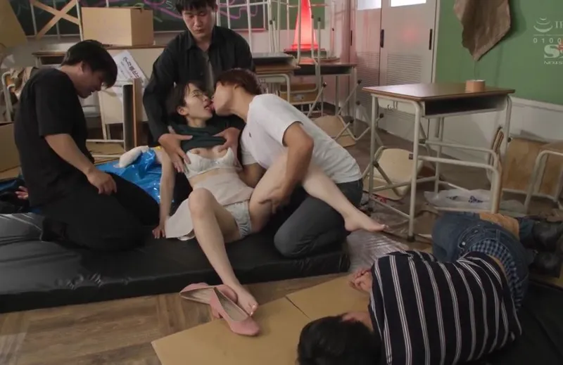 Giúp đỡ cậu bạn trai bị bắt nạt, em học sinh dính vào đám côn đồ biến thái