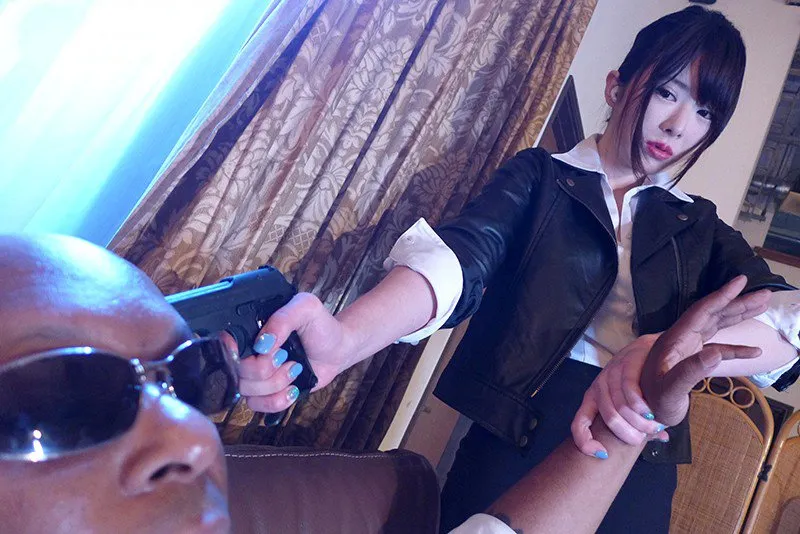 Nữ điều tra viên quốc tế bị ông trùm da đen quan hệ tơi tả