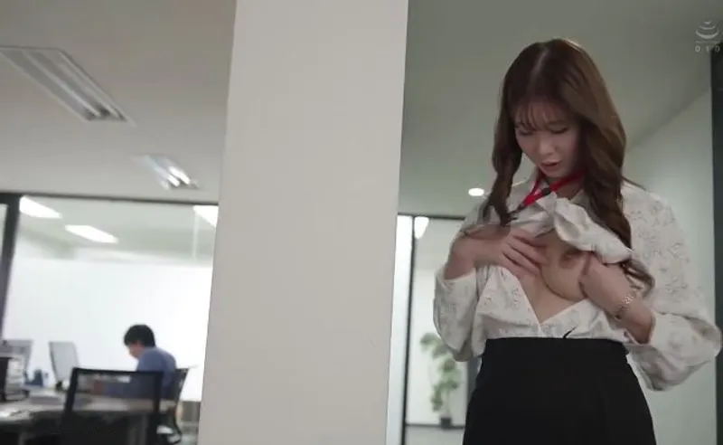 Bí ẩn đằng sau cô nhân viên có vẻ ngoài nghiêm nghị hóa ra lại là "nữ hoàng dâm đãng"